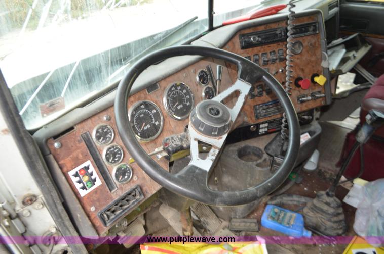 image for item L2790 1995 International 9200 semi truck