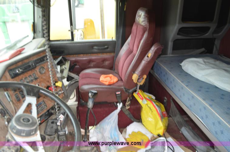 image for item L2790 1995 International 9200 semi truck