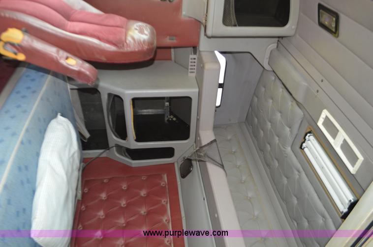 image for item L2790 1995 International 9200 semi truck