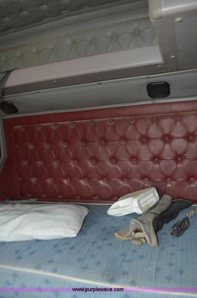 image for item L2790 1995 International 9200 semi truck