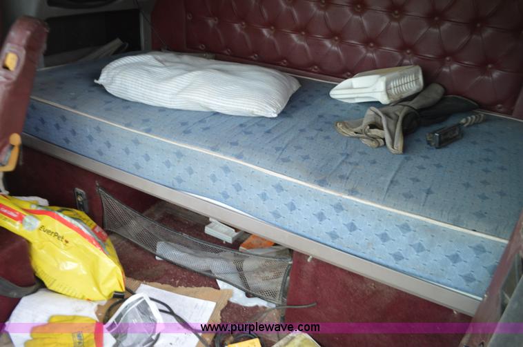 image for item L2790 1995 International 9200 semi truck