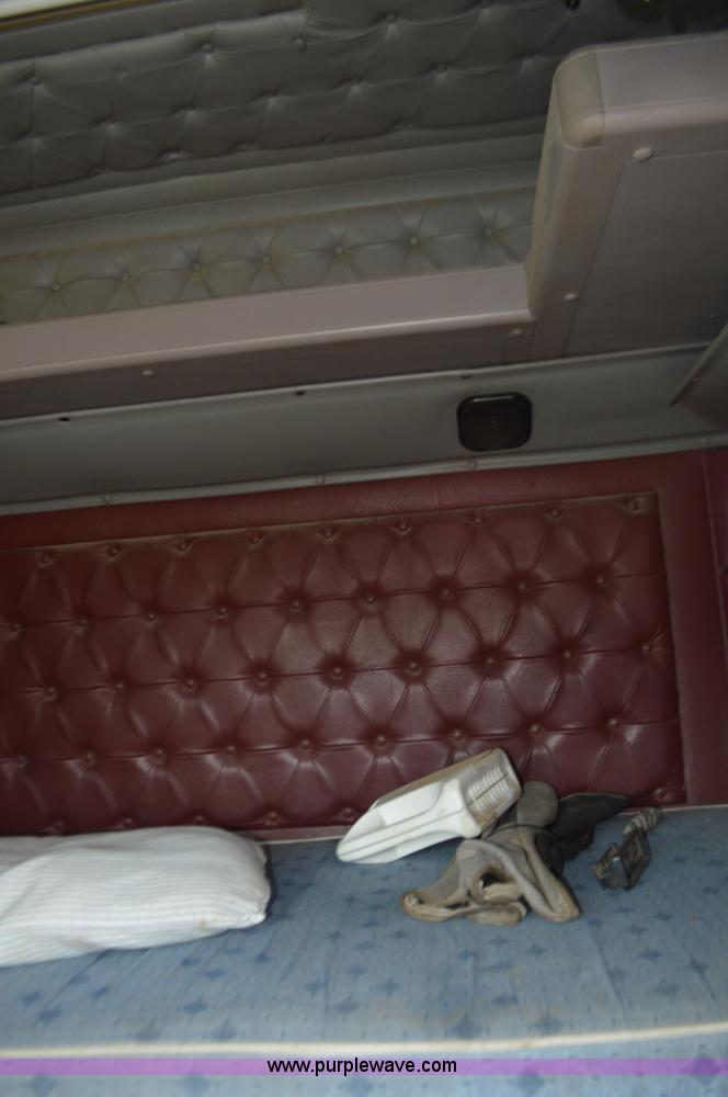 image for item L2790 1995 International 9200 semi truck