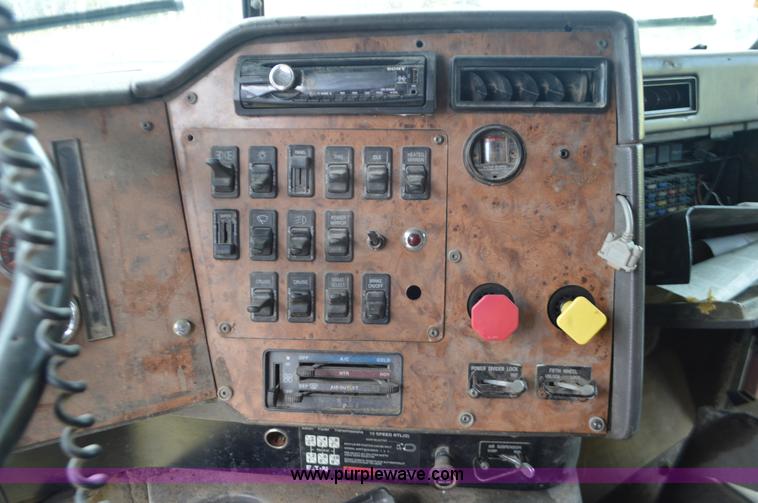 image for item L2790 1995 International 9200 semi truck