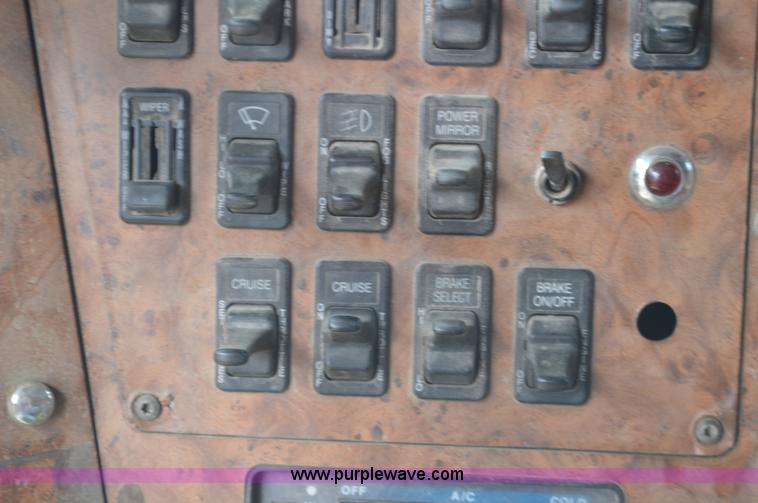 image for item L2790 1995 International 9200 semi truck