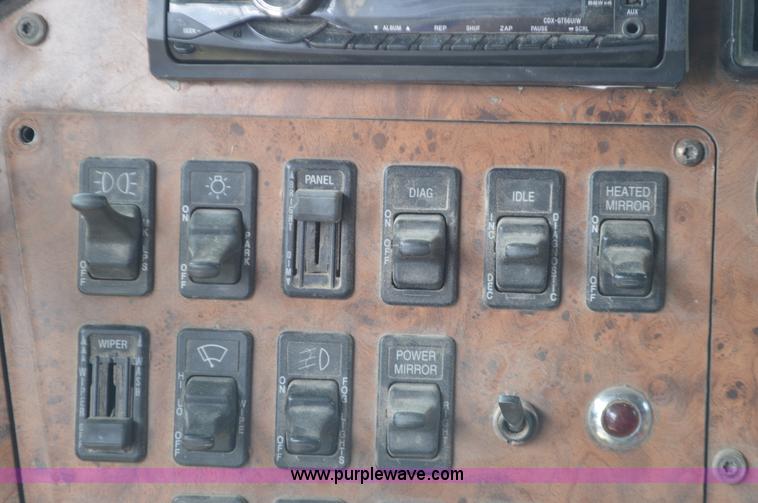 image for item L2790 1995 International 9200 semi truck