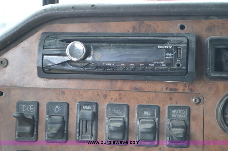 image for item L2790 1995 International 9200 semi truck