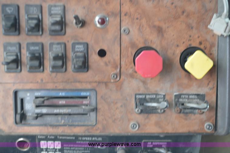 image for item L2790 1995 International 9200 semi truck