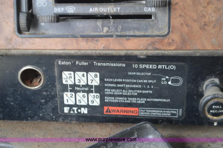 image for item L2790 1995 International 9200 semi truck