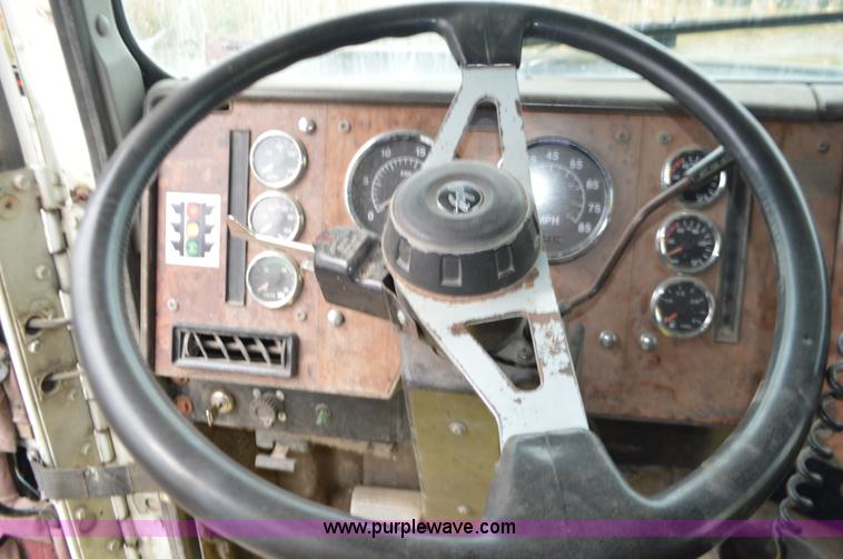 image for item L2790 1995 International 9200 semi truck