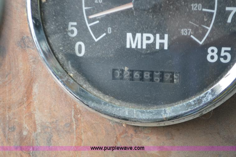 image for item L2790 1995 International 9200 semi truck