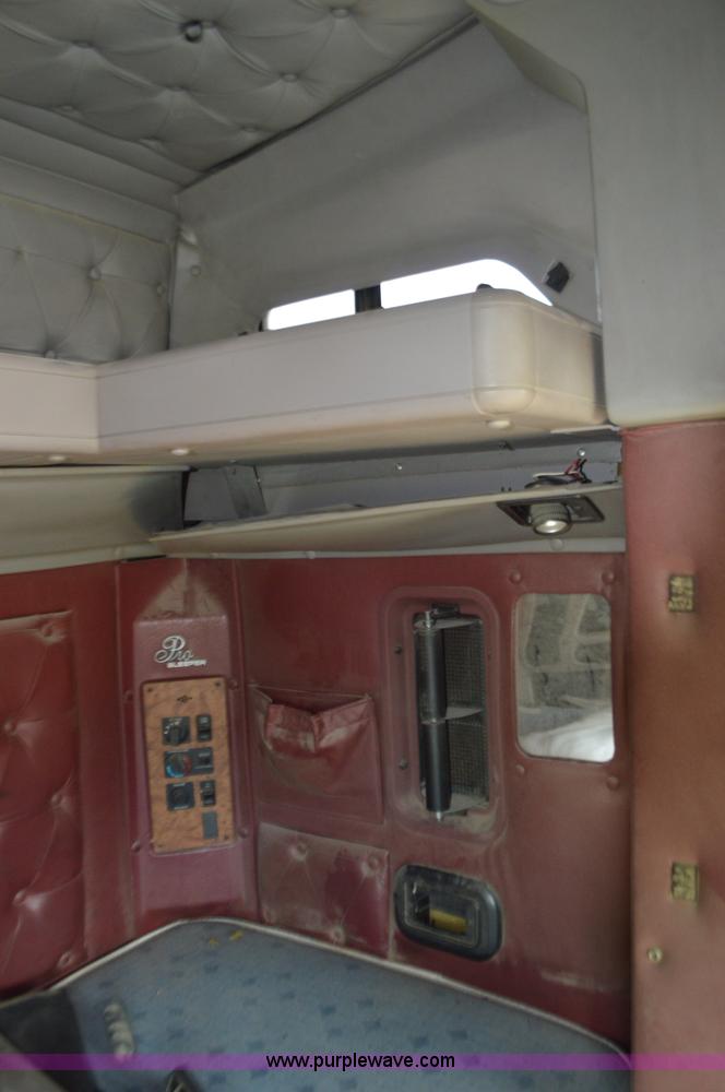 image for item L2790 1995 International 9200 semi truck