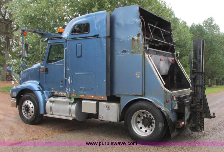 image for item L3849 2007 International 9200i toter truck