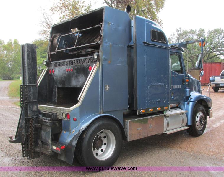 image for item L3849 2007 International 9200i toter truck