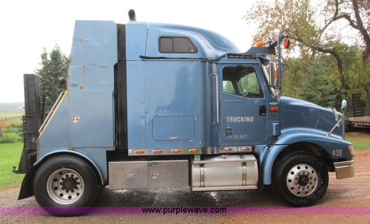 image for item L3849 2007 International 9200i toter truck