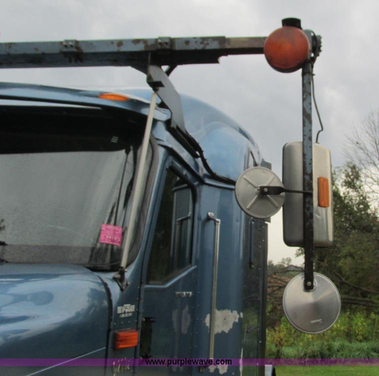 image for item L3849 2007 International 9200i toter truck