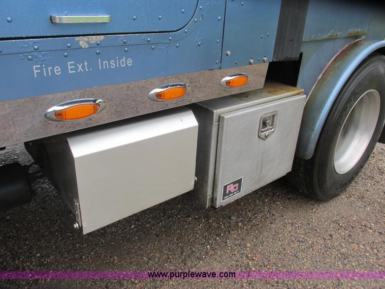 image for item L3849 2007 International 9200i toter truck