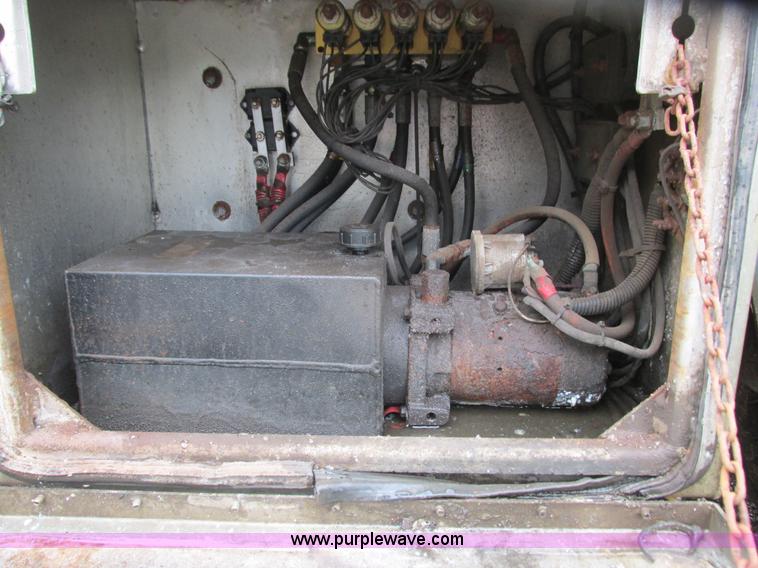 image for item L3849 2007 International 9200i toter truck