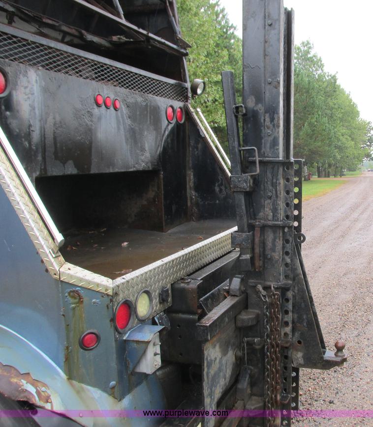 image for item L3849 2007 International 9200i toter truck