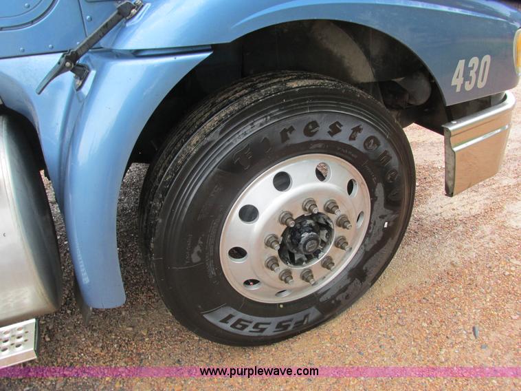 image for item L3849 2007 International 9200i toter truck