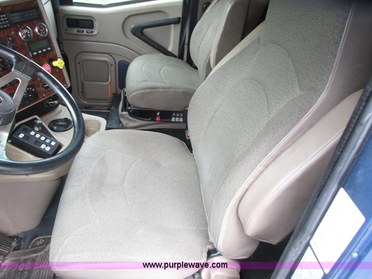 image for item L3849 2007 International 9200i toter truck