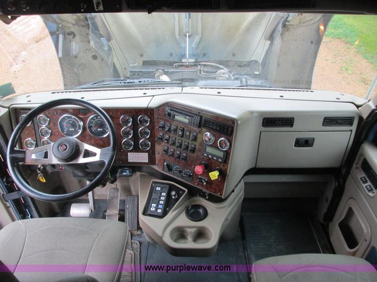 image for item L3849 2007 International 9200i toter truck