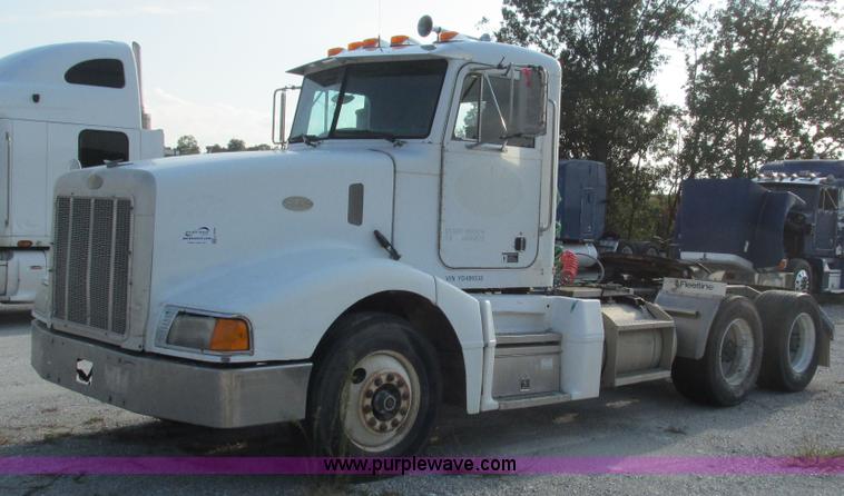 image for item L5264 2000 Peterbilt 377 semi truck