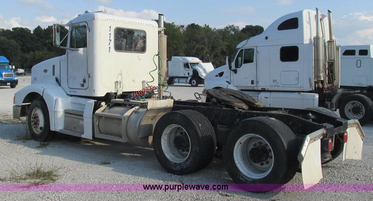 image for item L5264 2000 Peterbilt 377 semi truck