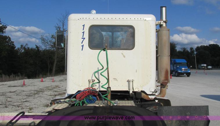 image for item L5264 2000 Peterbilt 377 semi truck
