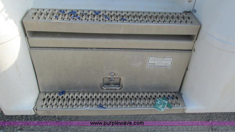 image for item L5264 2000 Peterbilt 377 semi truck