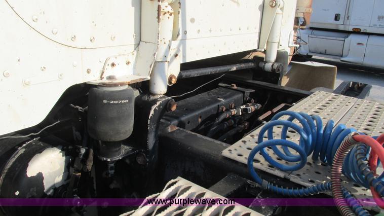 image for item L5264 2000 Peterbilt 377 semi truck