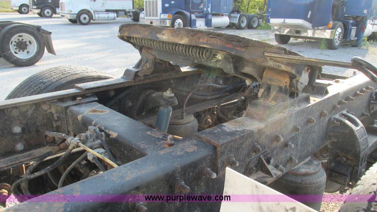 image for item L5264 2000 Peterbilt 377 semi truck