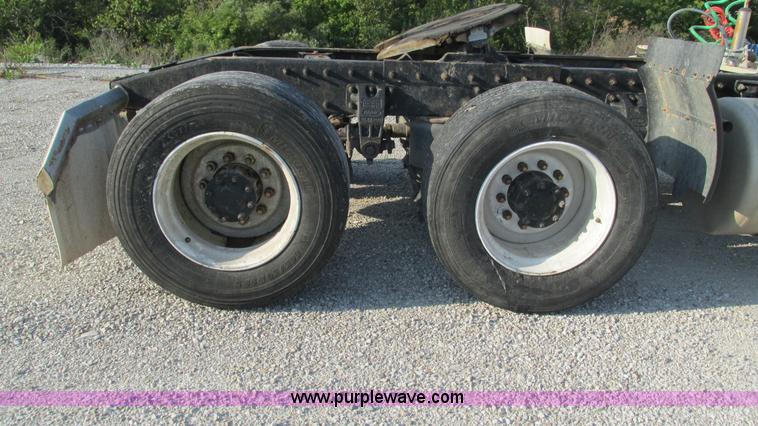 image for item L5264 2000 Peterbilt 377 semi truck