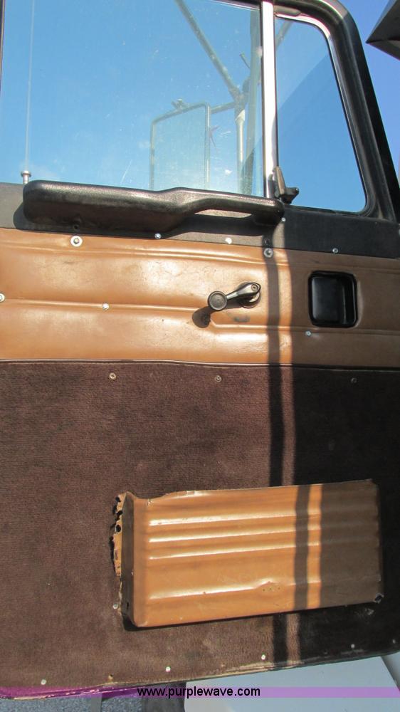 image for item L5264 2000 Peterbilt 377 semi truck