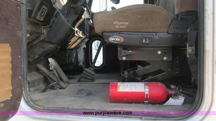 image for item L5264 2000 Peterbilt 377 semi truck