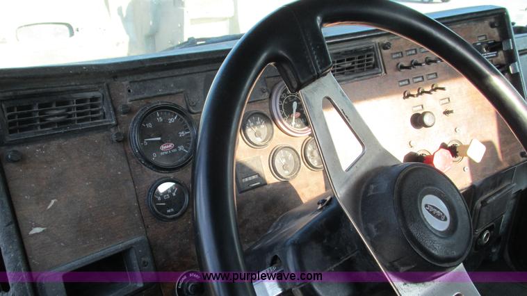 image for item L5264 2000 Peterbilt 377 semi truck