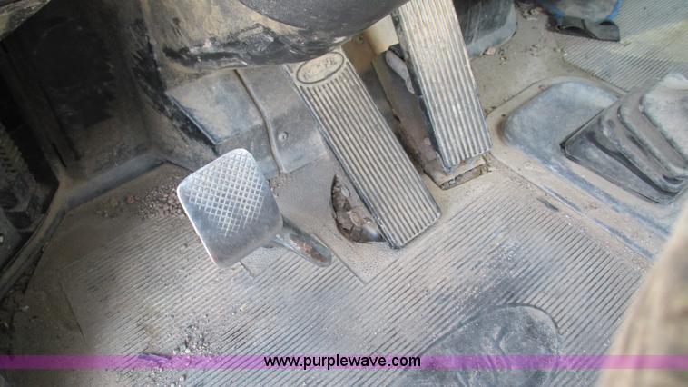 image for item L5264 2000 Peterbilt 377 semi truck