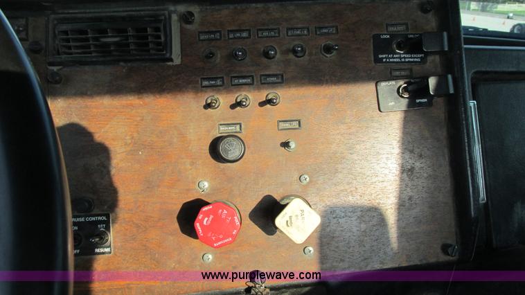 image for item L5264 2000 Peterbilt 377 semi truck