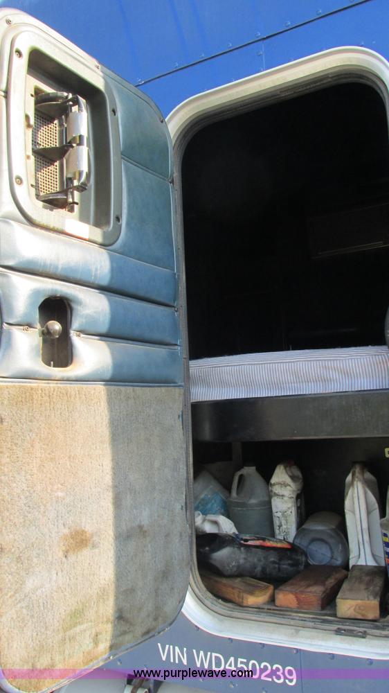 image for item L5265 1998 Peterbilt 377 semi truck