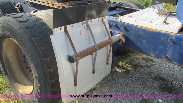 image for item L5265 1998 Peterbilt 377 semi truck