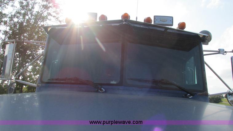 image for item L5265 1998 Peterbilt 377 semi truck