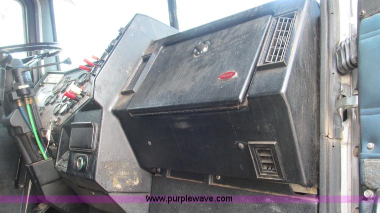 image for item L5265 1998 Peterbilt 377 semi truck