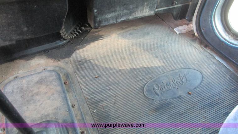 image for item L5265 1998 Peterbilt 377 semi truck