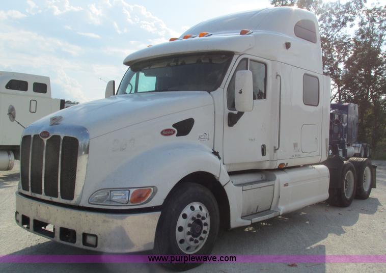 image for item L5266 2001 Peterbilt 387 semi truck