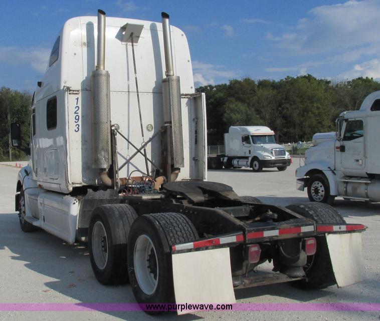 image for item L5266 2001 Peterbilt 387 semi truck