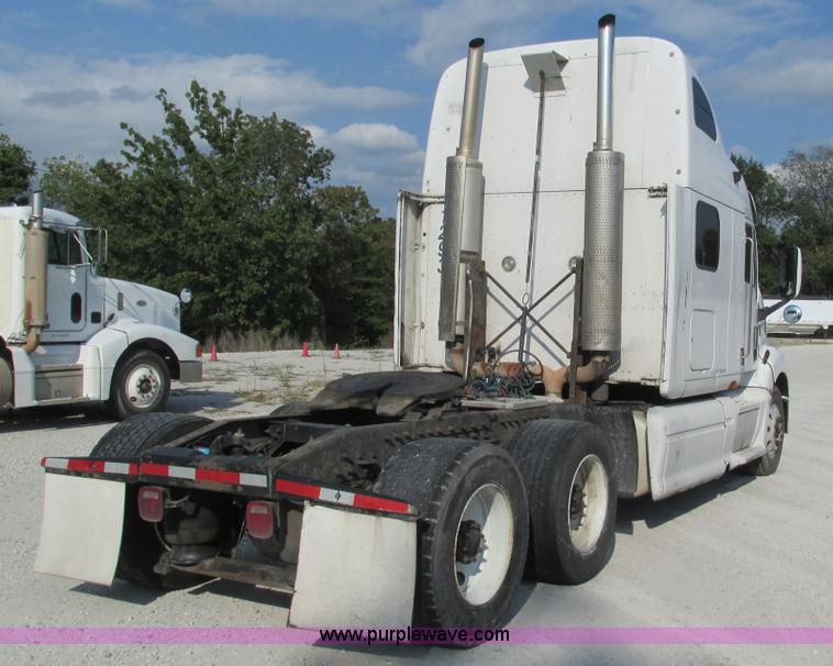 image for item L5266 2001 Peterbilt 387 semi truck