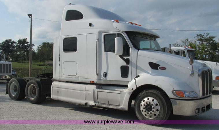 image for item L5266 2001 Peterbilt 387 semi truck