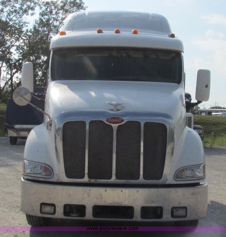 image for item L5266 2001 Peterbilt 387 semi truck