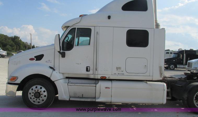 image for item L5266 2001 Peterbilt 387 semi truck
