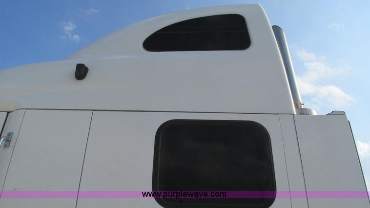 image for item L5266 2001 Peterbilt 387 semi truck