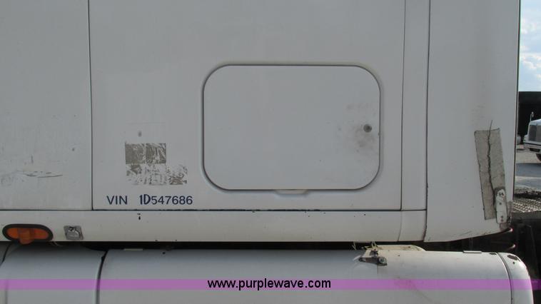 image for item L5266 2001 Peterbilt 387 semi truck